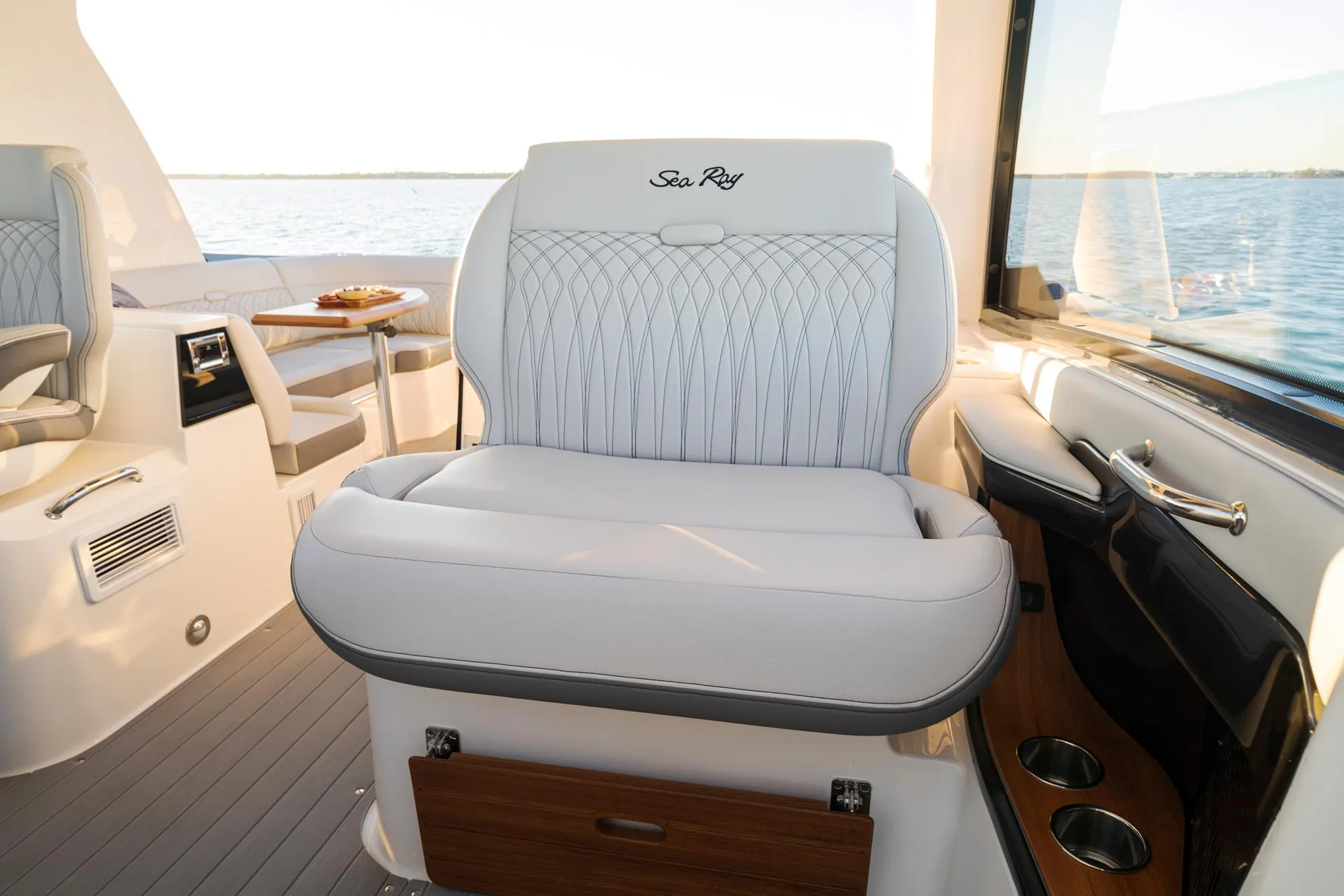 New 2027 Sea ray Sundancer 370 Outboard for Sale | Vancouver, BC | M&P Yacht Centre | 69025bdd98e9967935027d5e