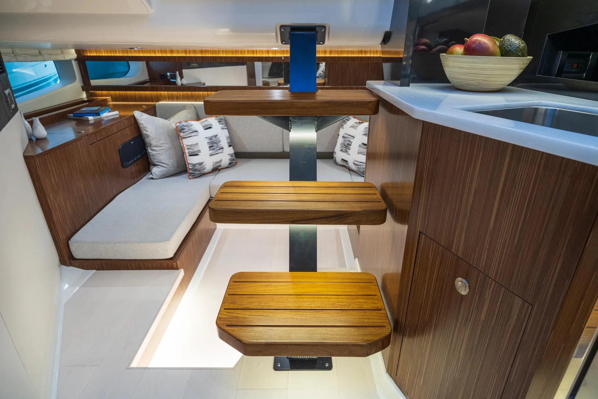 New 2027 Sea ray Sundancer 370 Outboard for Sale | Vancouver, BC | M&P Yacht Centre | 69025bdd98e9967935027d5e