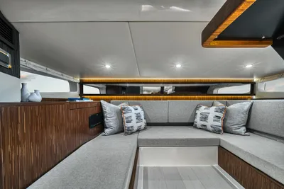 New 2027 Sea ray Sundancer 370 Outboard for Sale | Vancouver, BC | M&P Yacht Centre | 69025bdd98e9967935027d5e