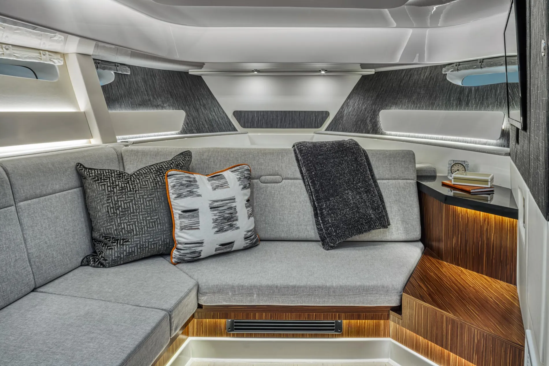 New 2027 Sea ray Sundancer 370 Outboard for Sale | Vancouver, BC | M&P Yacht Centre | 69025bdd98e9967935027d5e
