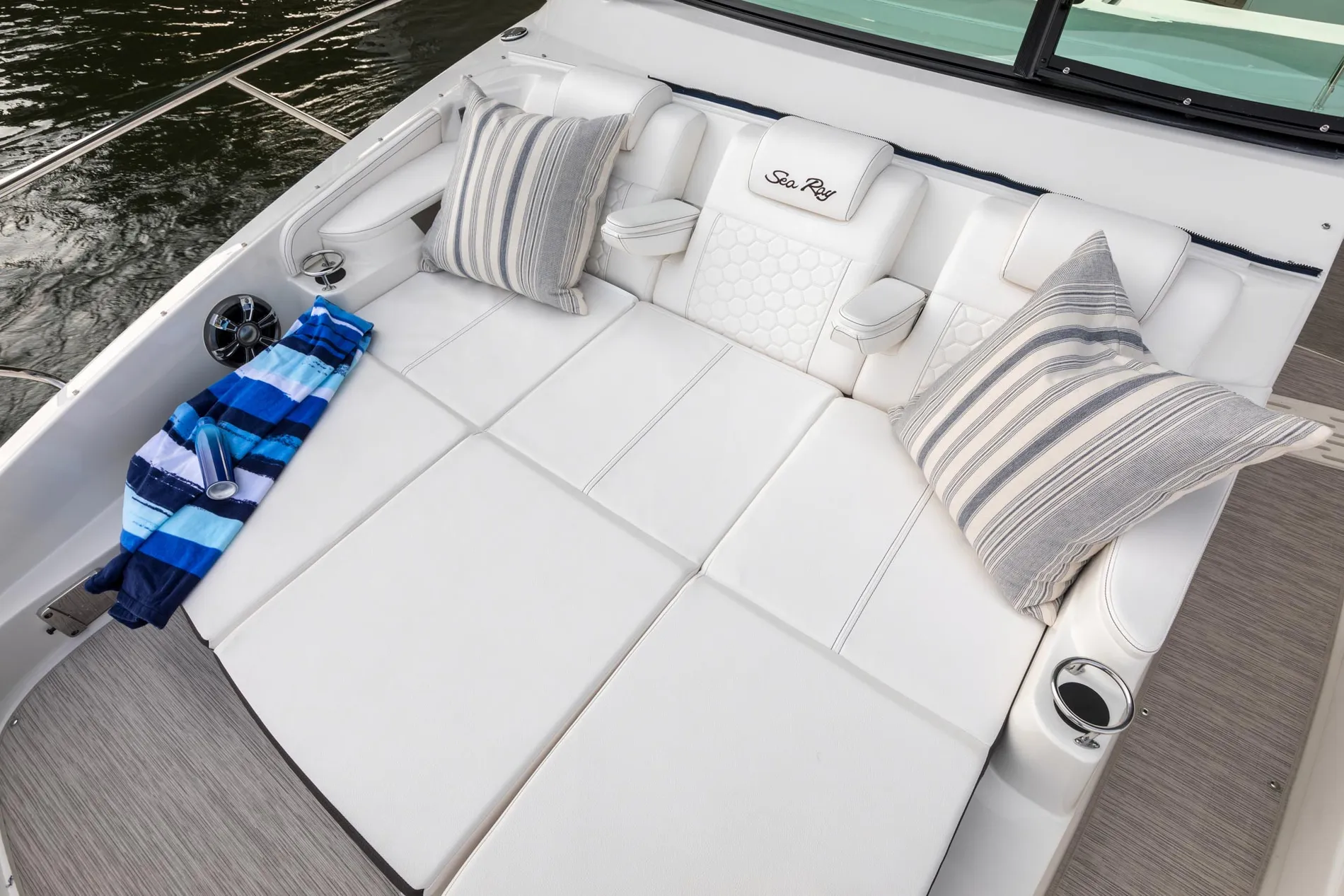 New 2027 Sea ray Sundancer 320 Outboard for Sale | Vancouver, BC | M&P Yacht Centre | 69025c84e3fe4b528f0f0028