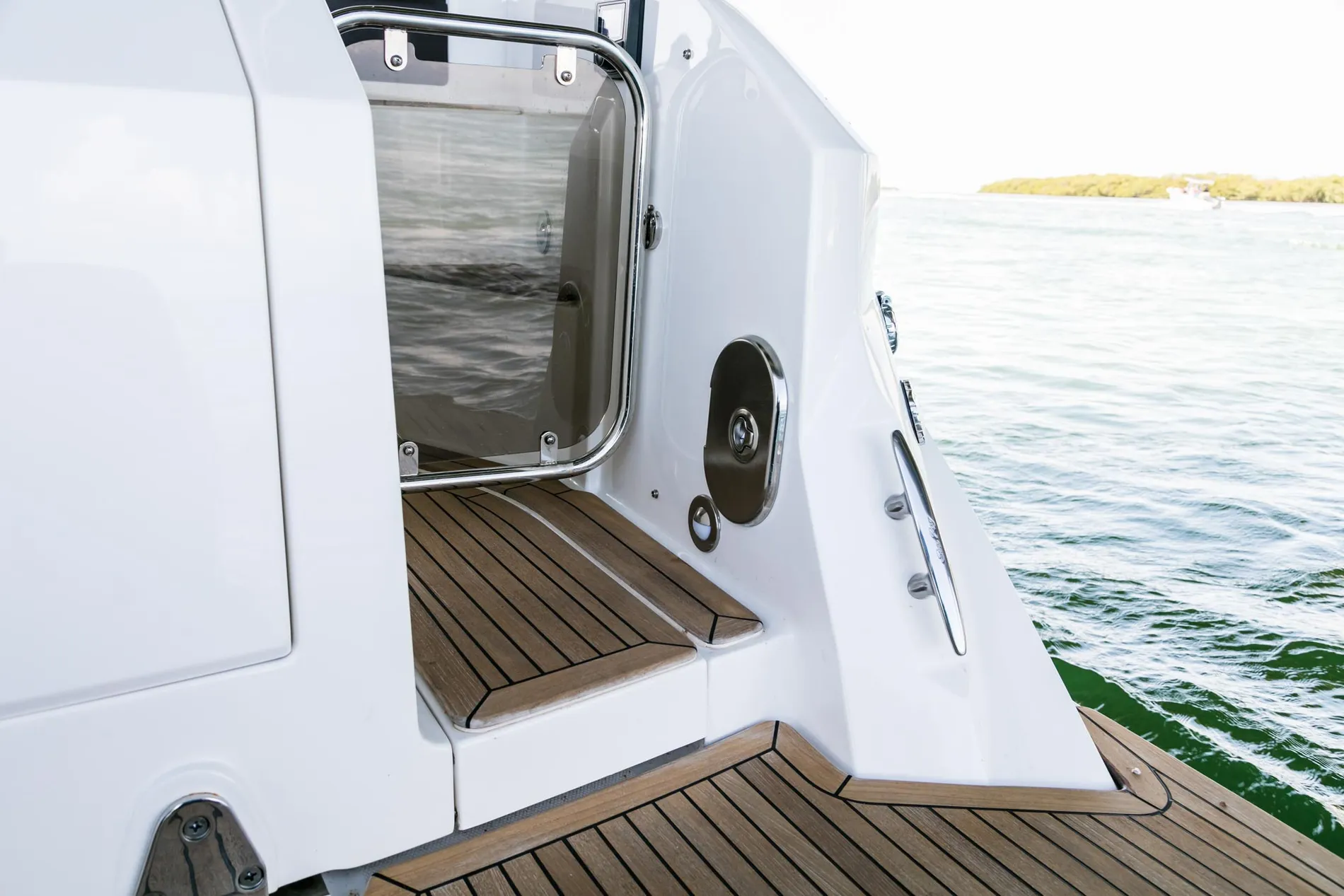 New 2027 Sea ray Sundancer 320 Outboard for Sale | Vancouver, BC | M&P Yacht Centre | 69025c84e3fe4b528f0f0028