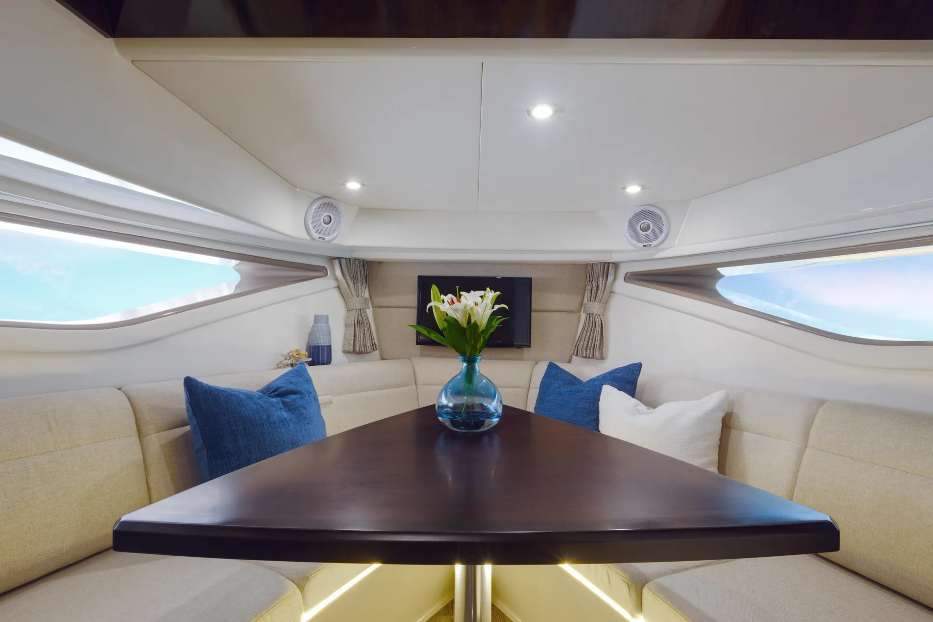 New 2027 Sea ray Sundancer 320 Outboard for Sale | Vancouver, BC | M&P Yacht Centre | 69025c84e3fe4b528f0f0028