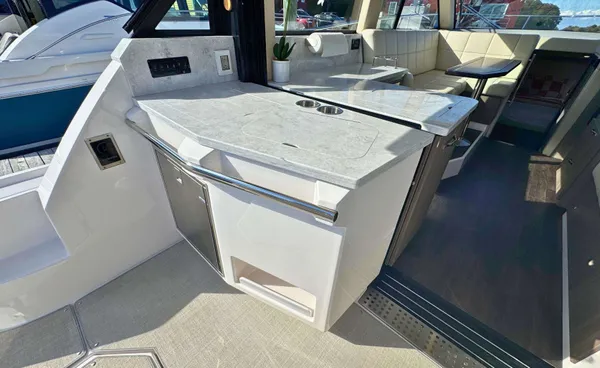 2021 Regal 38 GC detail image 8