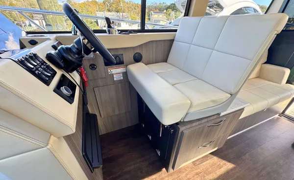 2021 Regal 38 GC detail image 26