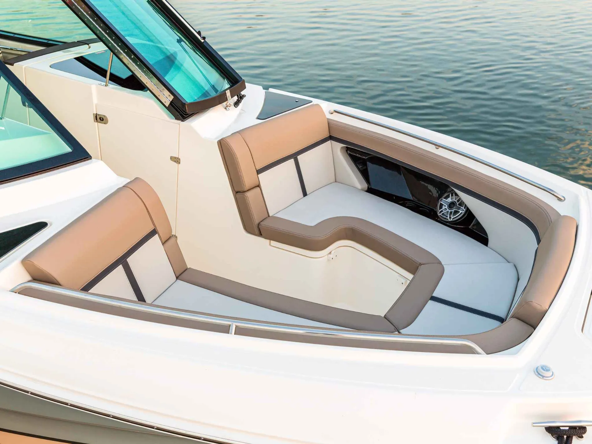 New 2027 Boston whaler 330 Vantage for Sale | Vancouver, BC | M&P Yacht Centre | 6903fbdbc2e1fc6a7804a6f6