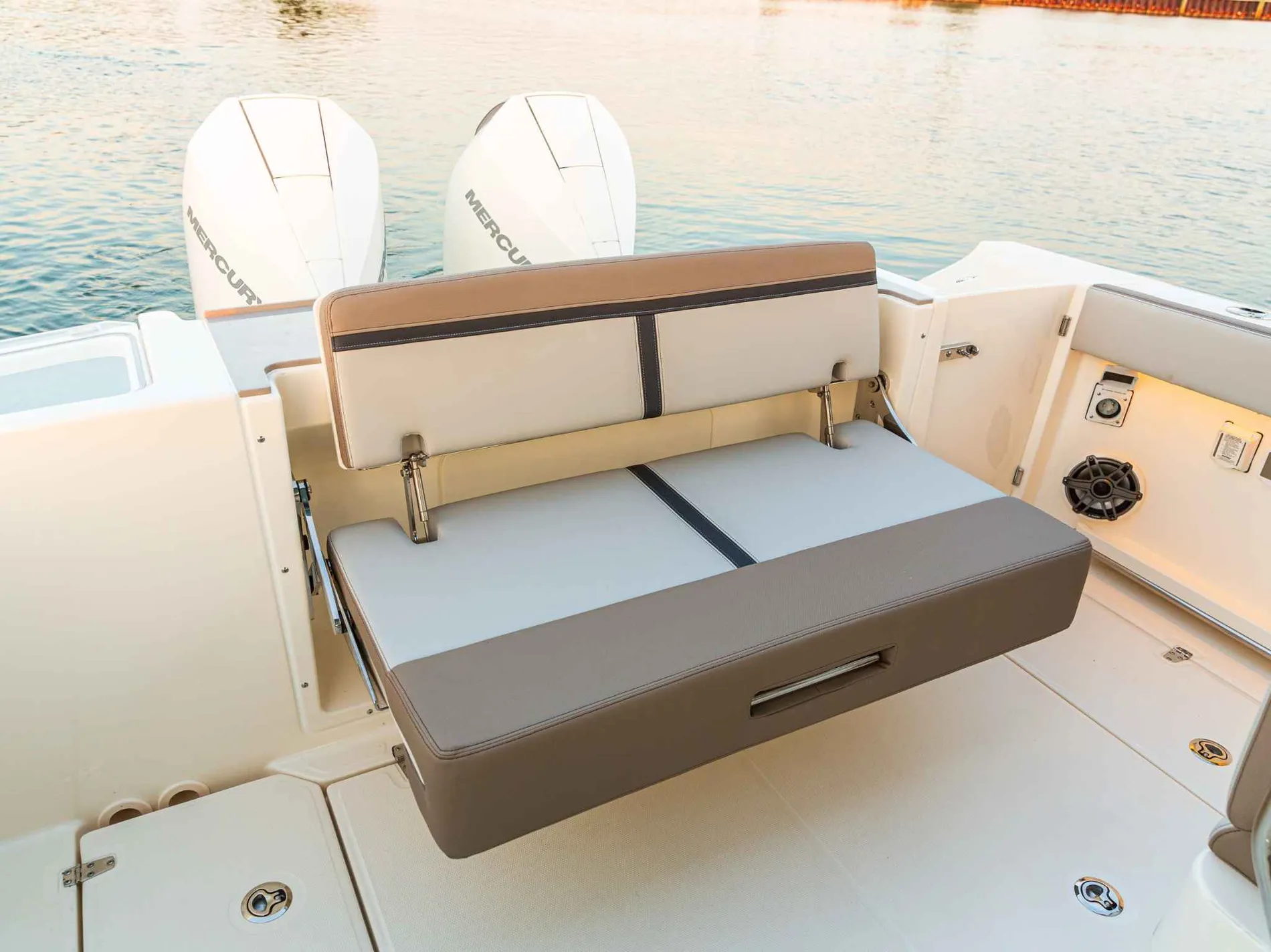 New 2027 Boston whaler 330 Vantage for Sale | Vancouver, BC | M&P Yacht Centre | 6903fbdbc2e1fc6a7804a6f6