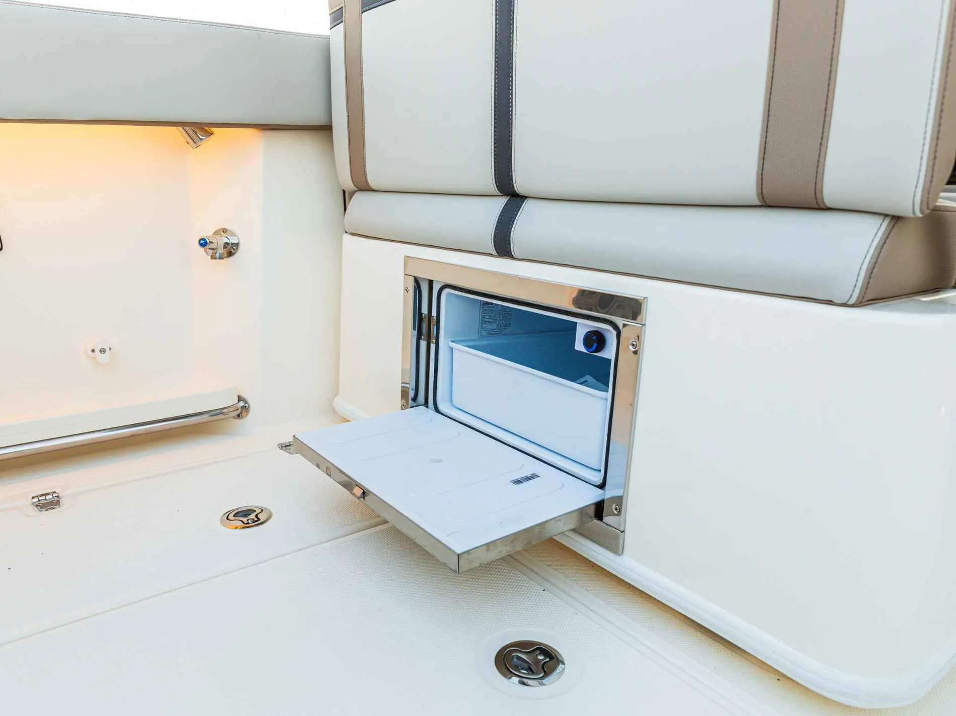 New 2027 Boston whaler 330 Vantage for Sale | Vancouver, BC | M&P Yacht Centre | 6903fbdbc2e1fc6a7804a6f6