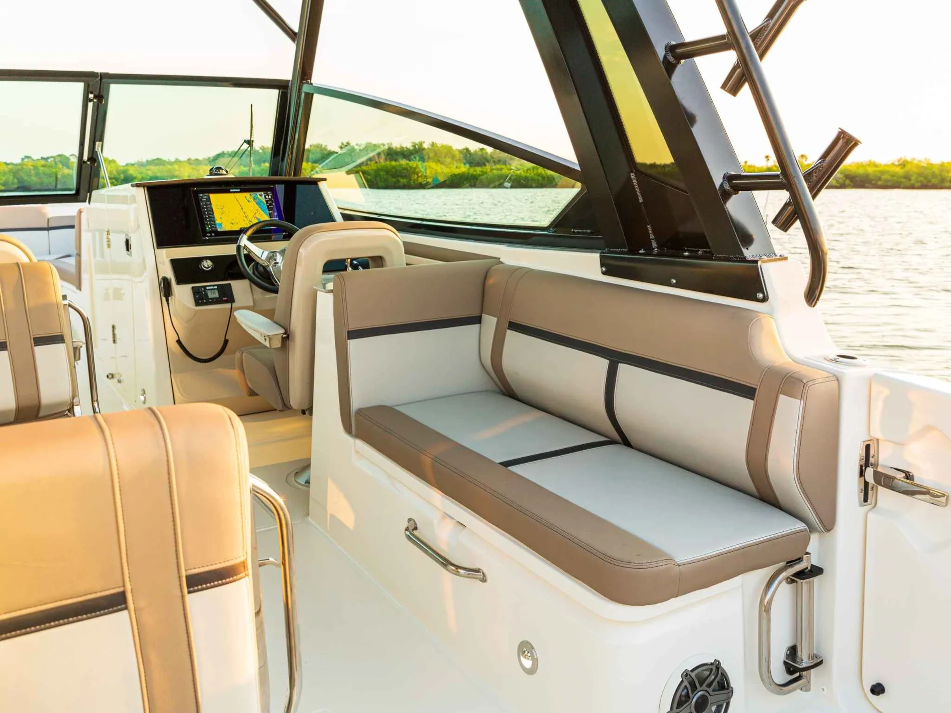 New 2027 Boston whaler 330 Vantage for Sale | Vancouver, BC | M&P Yacht Centre | 6903fbdbc2e1fc6a7804a6f6