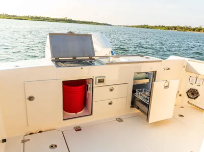 New 2027 Boston whaler 330 Vantage for Sale | Vancouver, BC | M&P Yacht Centre | 6903fbdbc2e1fc6a7804a6f6