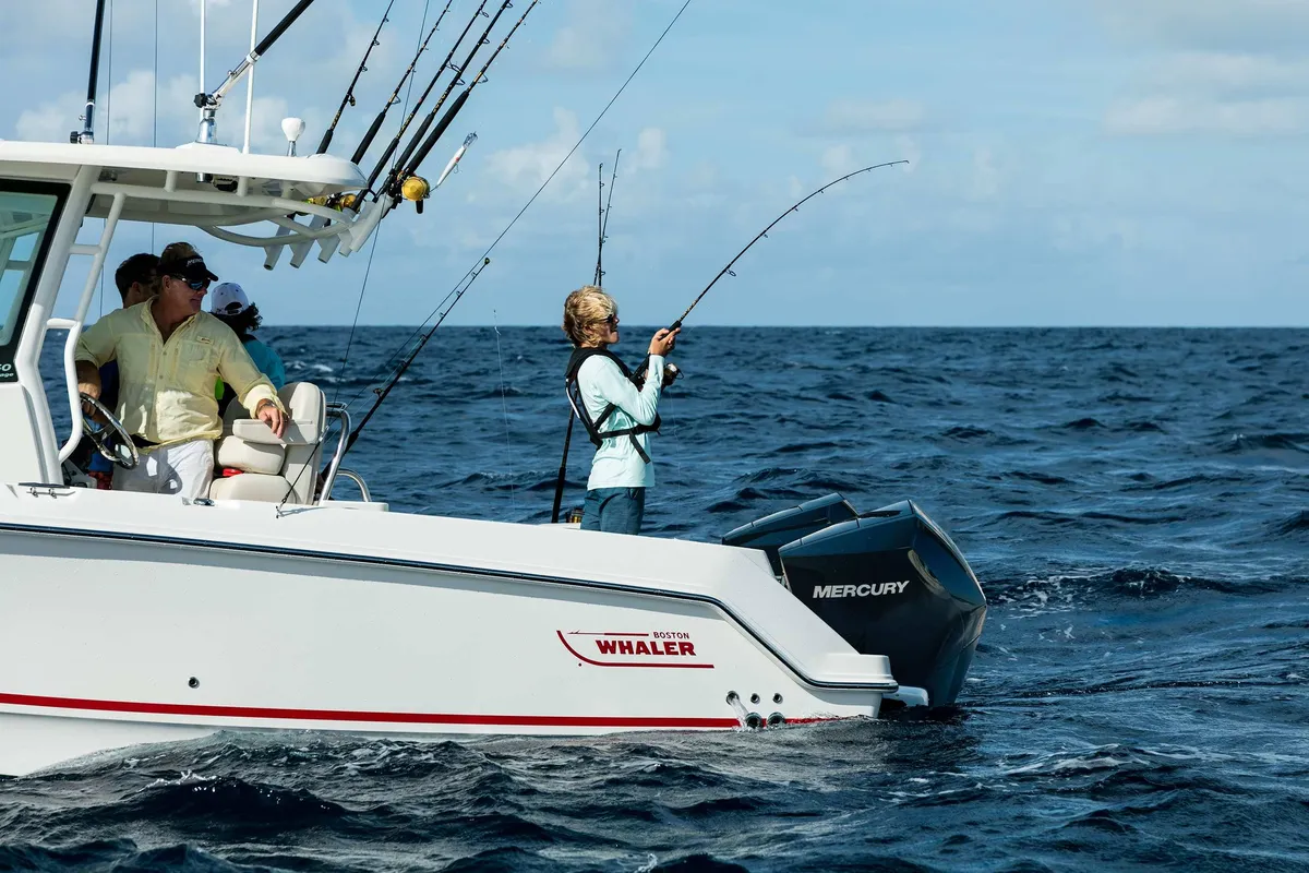 2027 Boston Whaler 250 Outrage-32