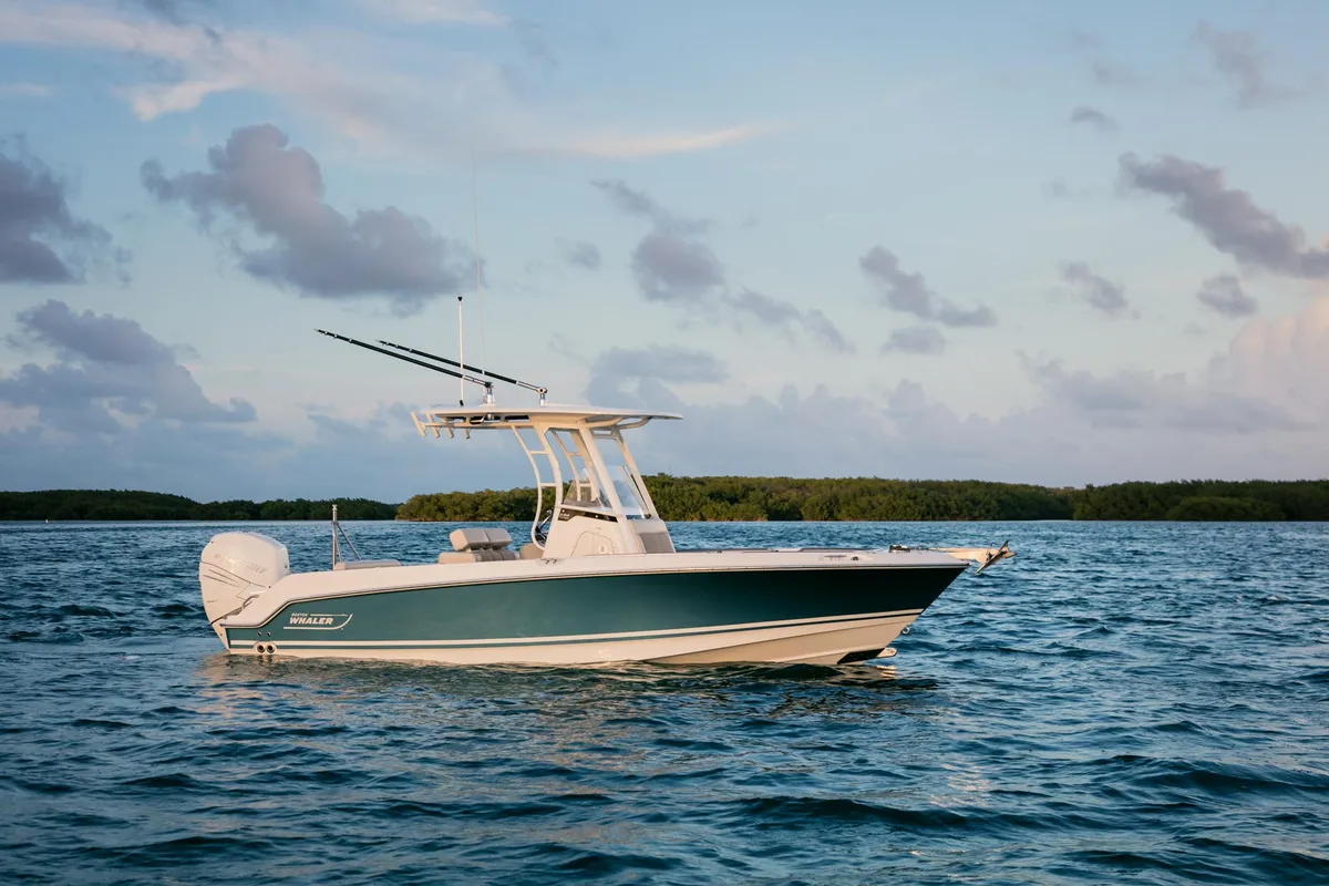 2027 Boston Whaler 230 Outrage -2