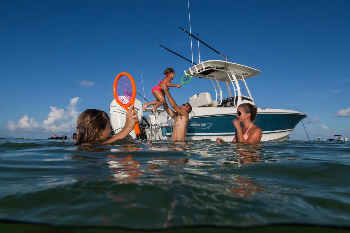 2027 Boston Whaler 230 Outrage -4