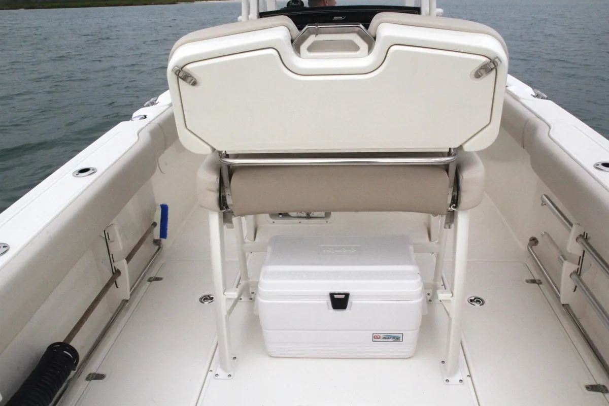 2027 Boston Whaler 230 Outrage -55