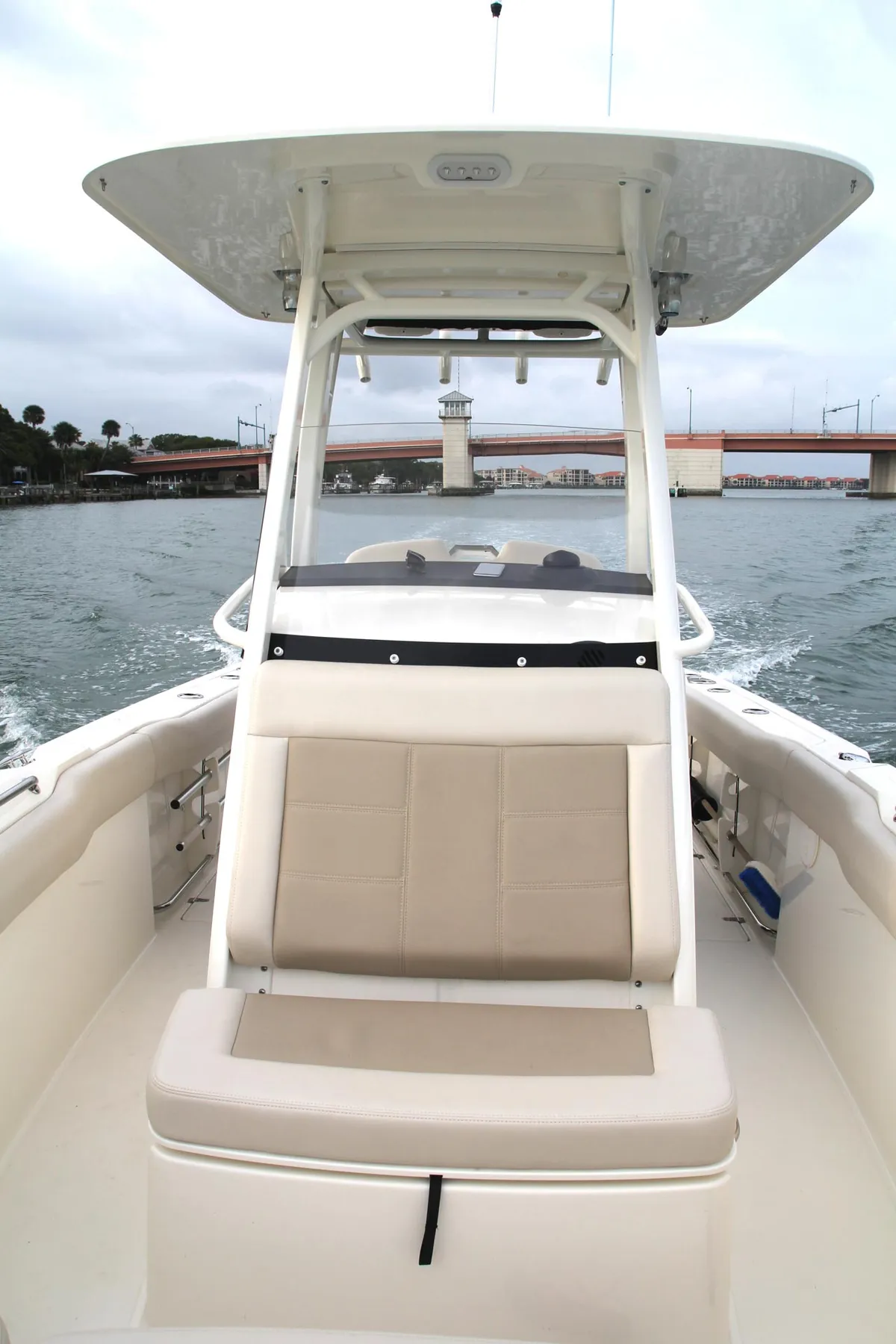 2027 Boston Whaler 230 Outrage -67