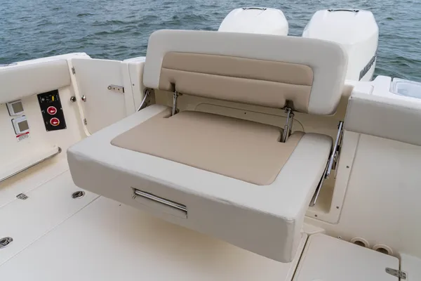 2027 Boston Whaler 280 Vantage-11