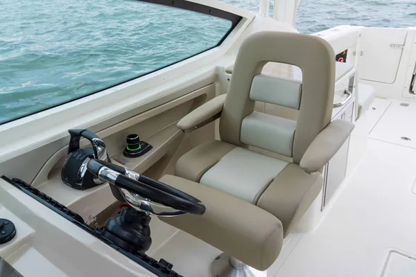 2027 Boston Whaler 280 Vantage-13