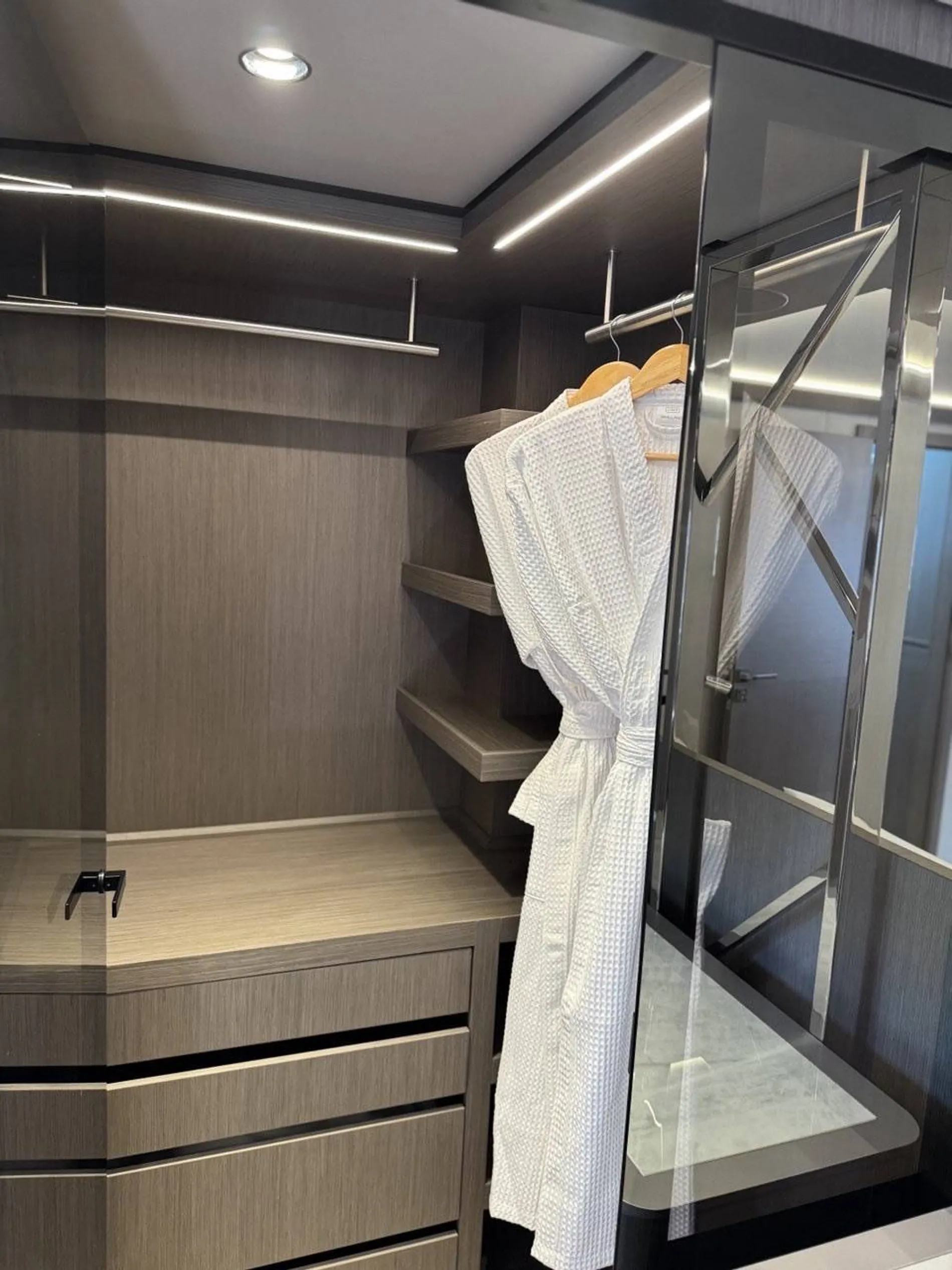 New 2027 Prestige M8 for Sale | Vancouver, BC | M&P Yacht Centre | 68b0edf49b4127adde0290b2