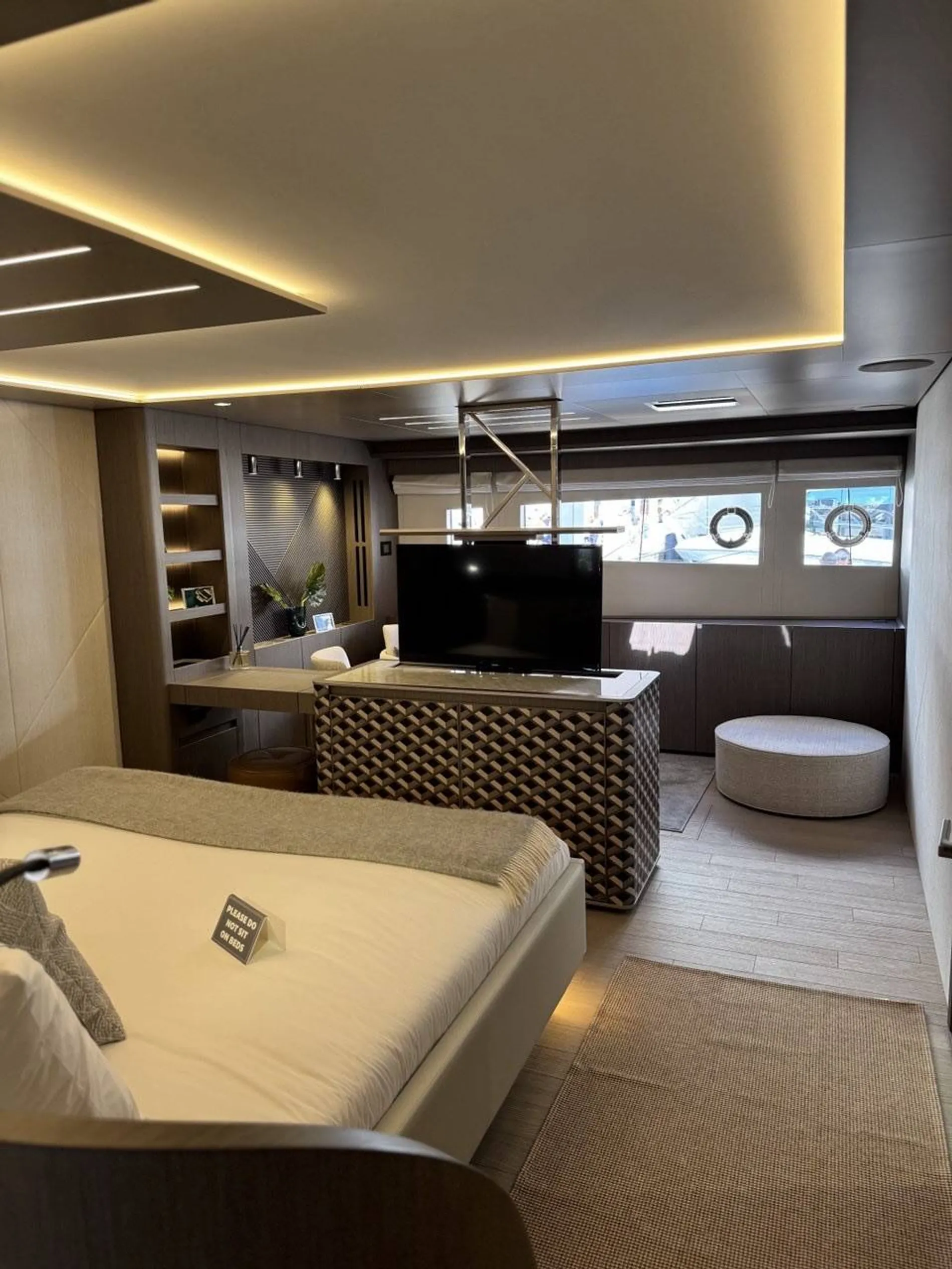 New 2027 Prestige M8 for Sale | Vancouver, BC | M&P Yacht Centre | 68b0edf49b4127adde0290b2