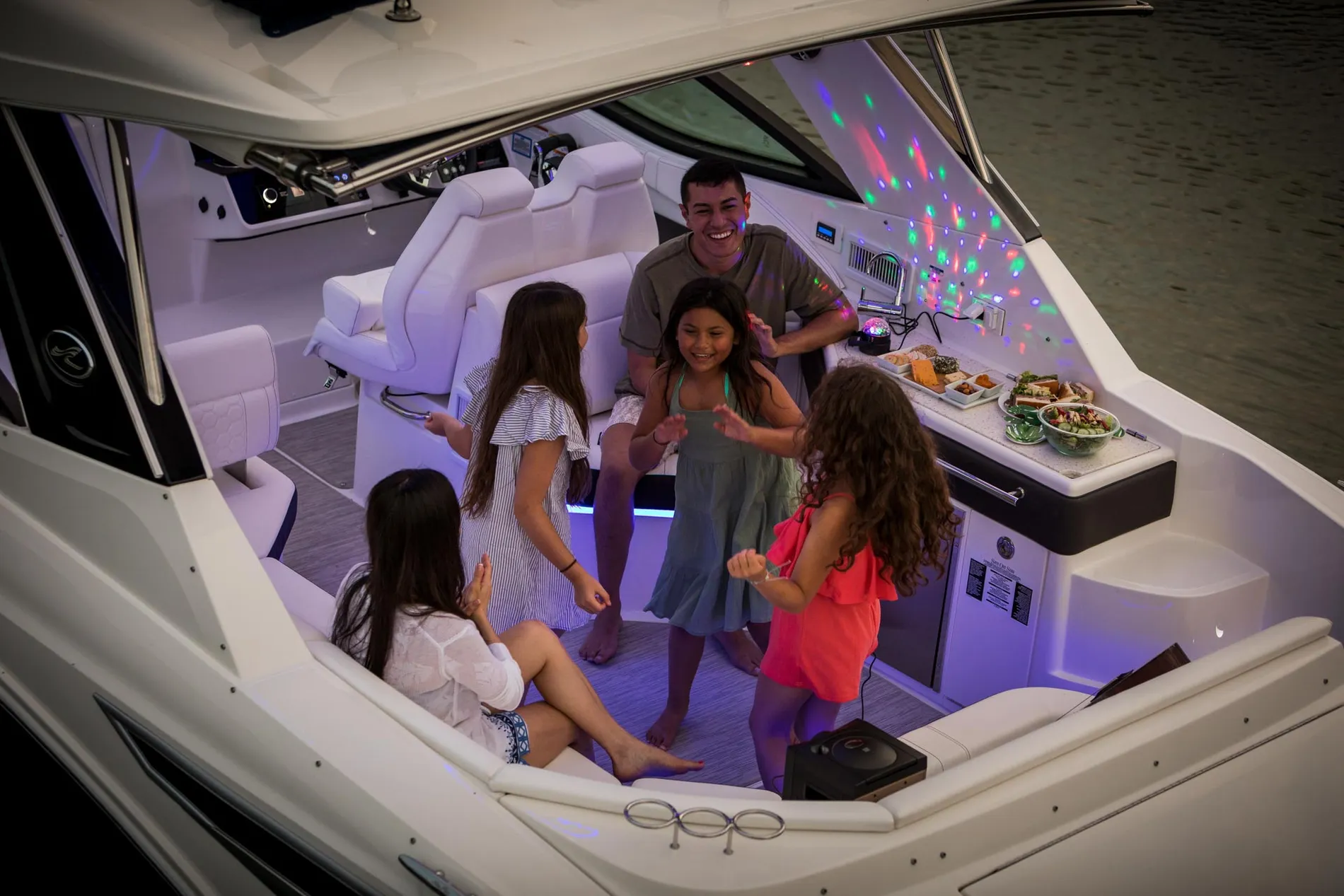 New 2027 Sea ray Sundancer 320 for Sale | Vancouver, BC | M&P Yacht Centre | 69054a3bbcb3d5548a0c5629
