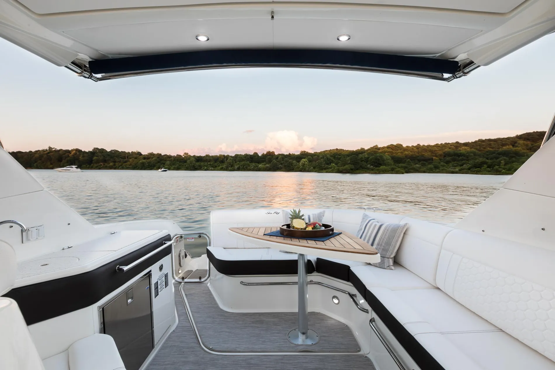 New 2027 Sea ray Sundancer 320 for Sale | Vancouver, BC | M&P Yacht Centre | 69054a3bbcb3d5548a0c5629