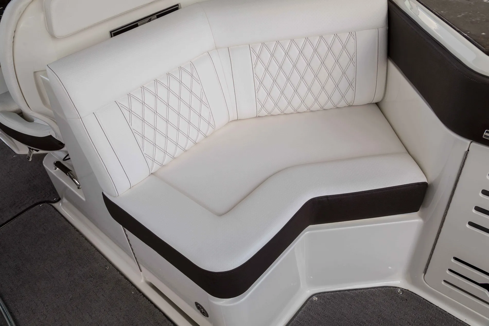 New 2027 Sea ray SLX 310 for Sale | Vancouver, BC | M&P Yacht Centre | 69054bd136590210050401ca