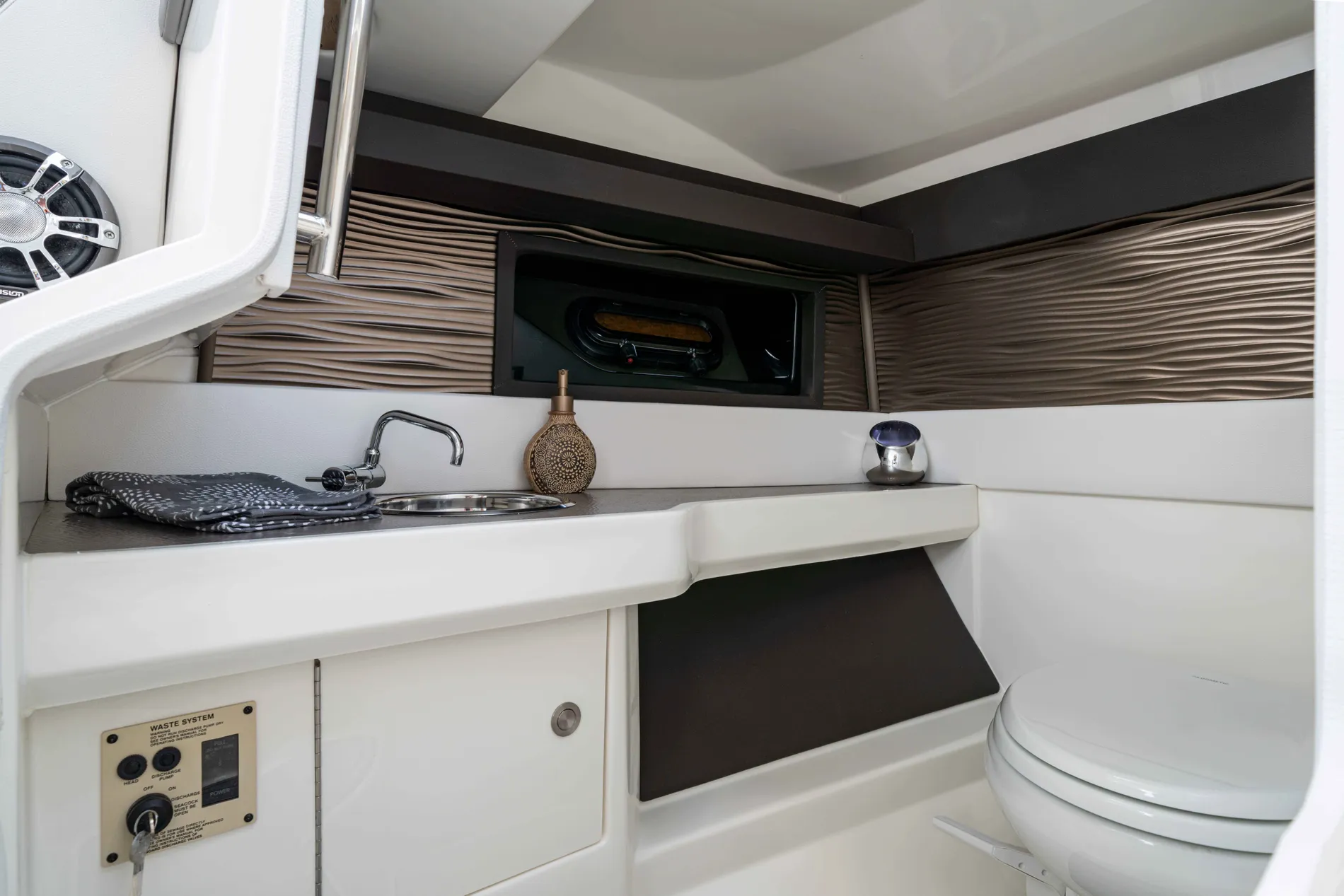 New 2027 Sea ray SLX 310 for Sale | Vancouver, BC | M&P Yacht Centre | 69054bd136590210050401ca