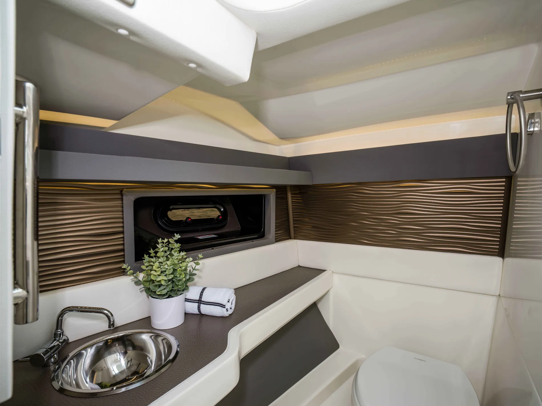 New 2027 Sea ray SLX 310 for Sale | Vancouver, BC | M&P Yacht Centre | 69054bd136590210050401ca