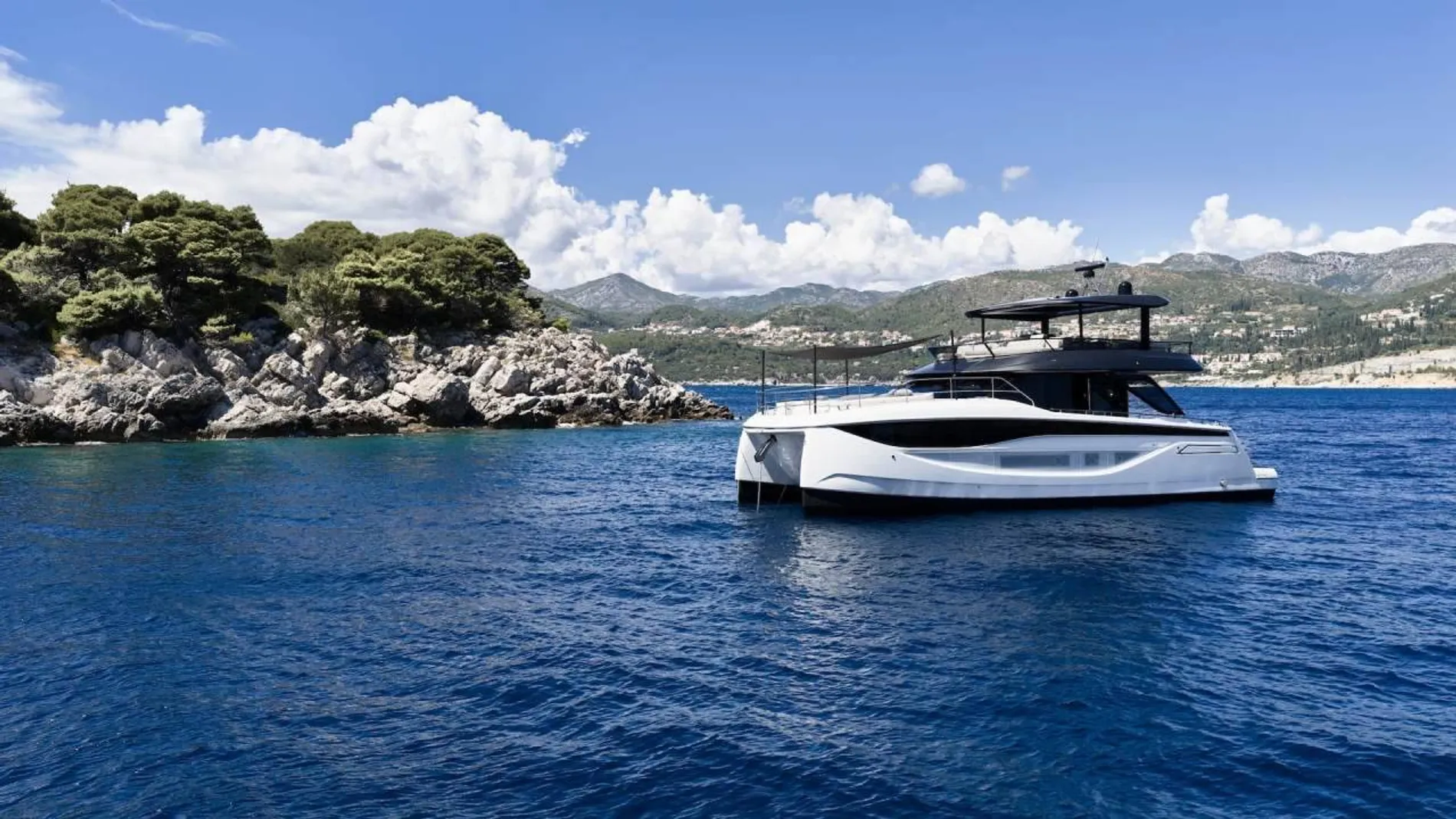New 2027 Prestige M-LINE: M7 for Sale | Vancouver, BC | M&P Yacht Centre | 6909186960079a644f006a52