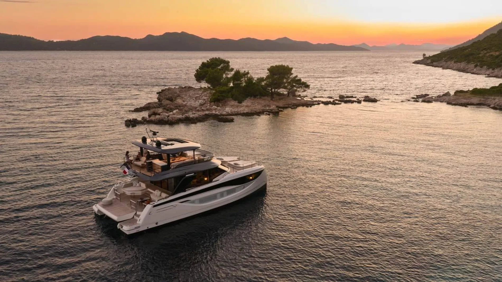 New 2027 Prestige M-LINE: M7 for Sale | Vancouver, BC | M&P Yacht Centre | 6909186960079a644f006a52