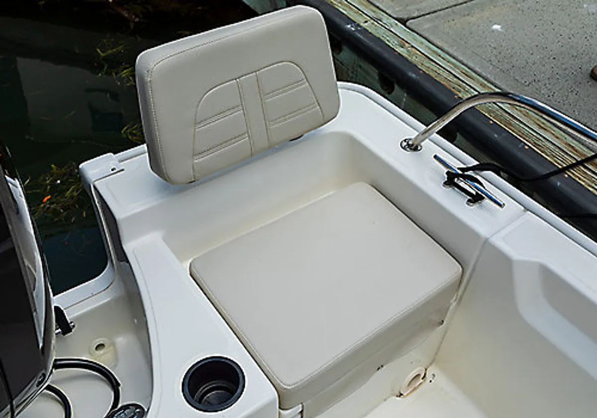 2027 Boston Whaler 190 Montauk -6