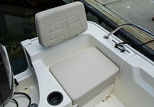 2027 Boston Whaler 190 Montauk -8