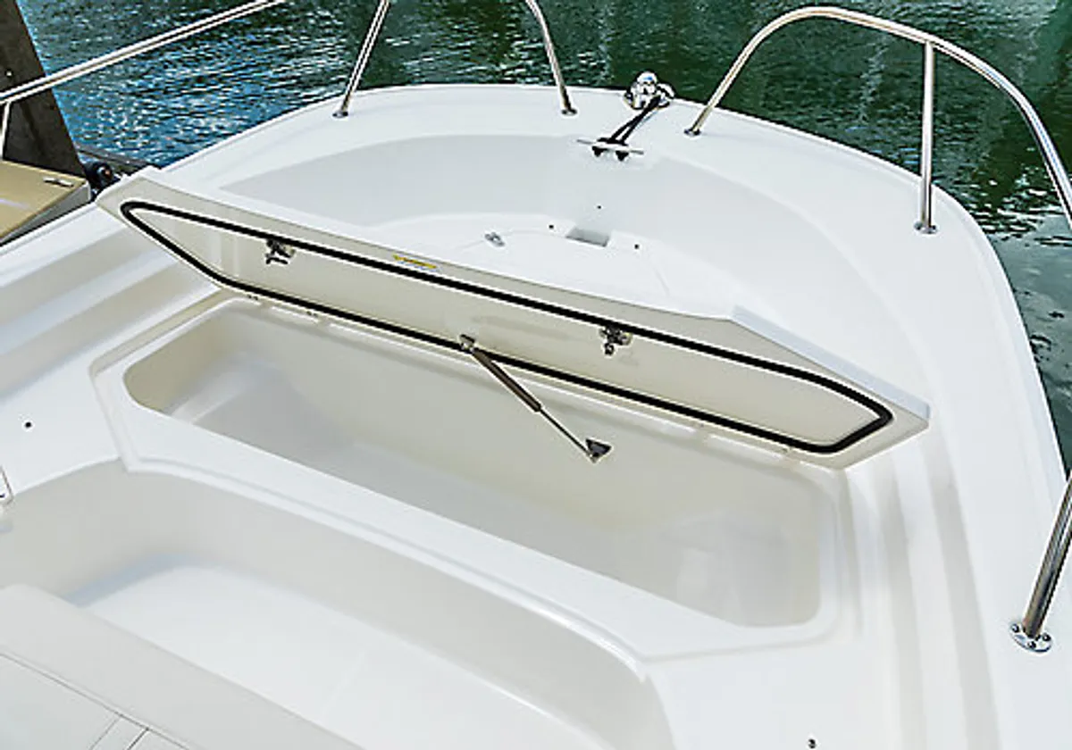 2027 Boston Whaler 190 Montauk -8