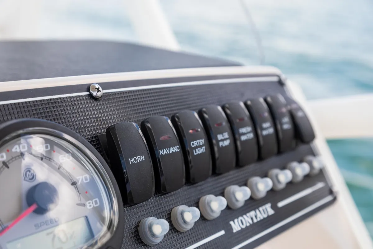 2027 Boston Whaler 210 Montauk-24