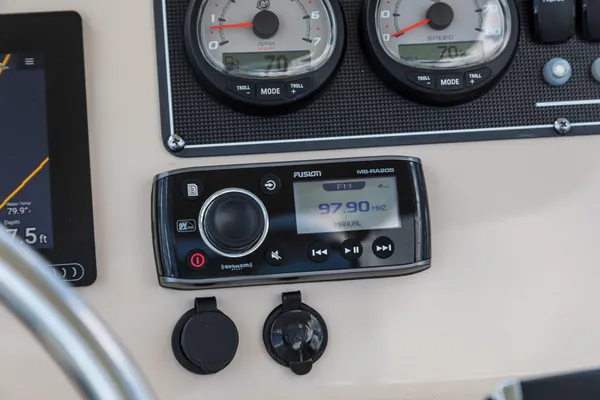 2027 Boston Whaler 210 Montauk-28