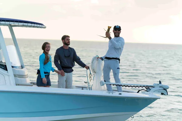 2027 Boston Whaler 220 Dauntless-20