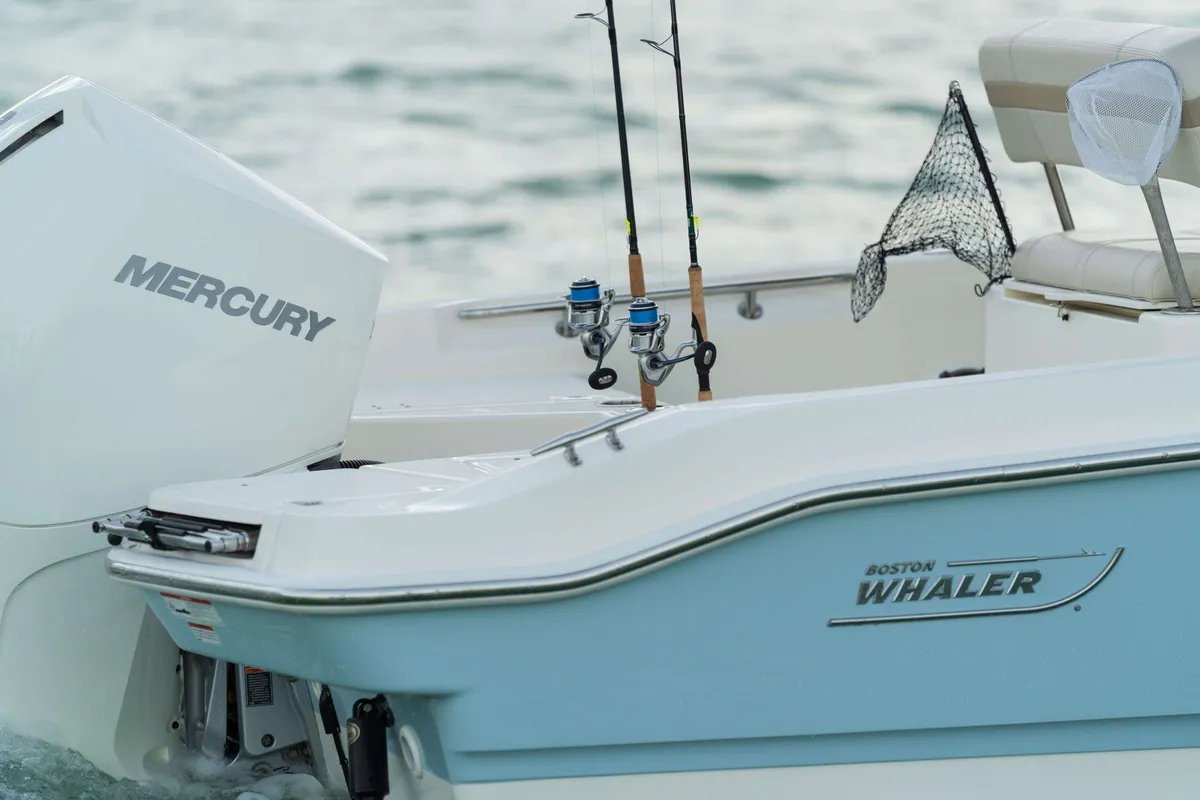 2027 Boston Whaler 220 Dauntless-26