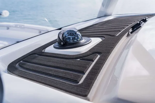 2027 Boston Whaler 220 Dauntless-6