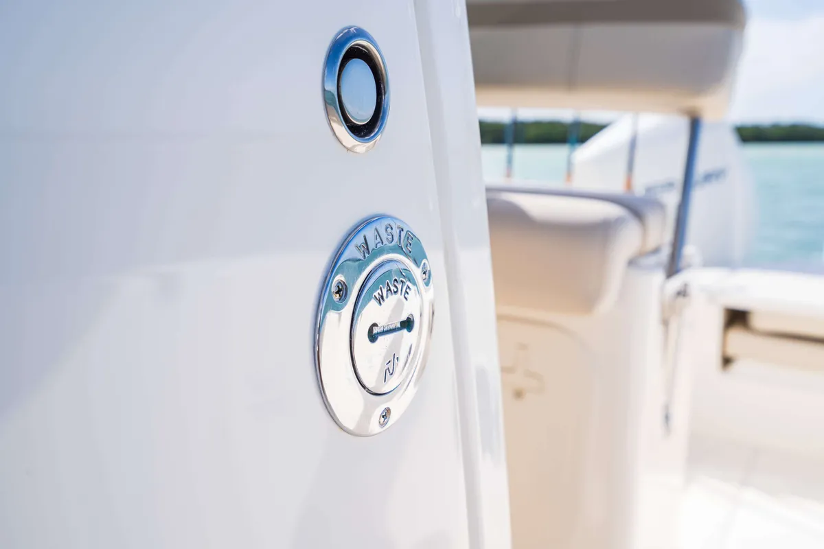 2027 Boston Whaler 220 Dauntless-7