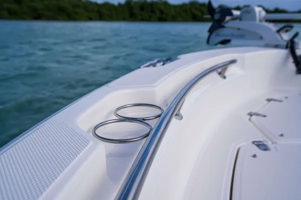 2027 Boston Whaler 220 Dauntless-9