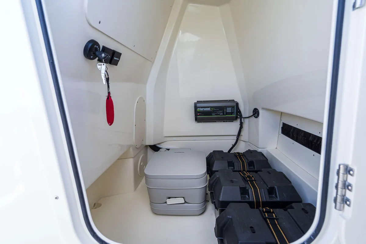 2027 Boston Whaler 220 Dauntless-10