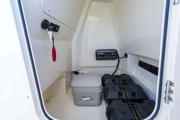 2027 Boston Whaler 220 Dauntless-10
