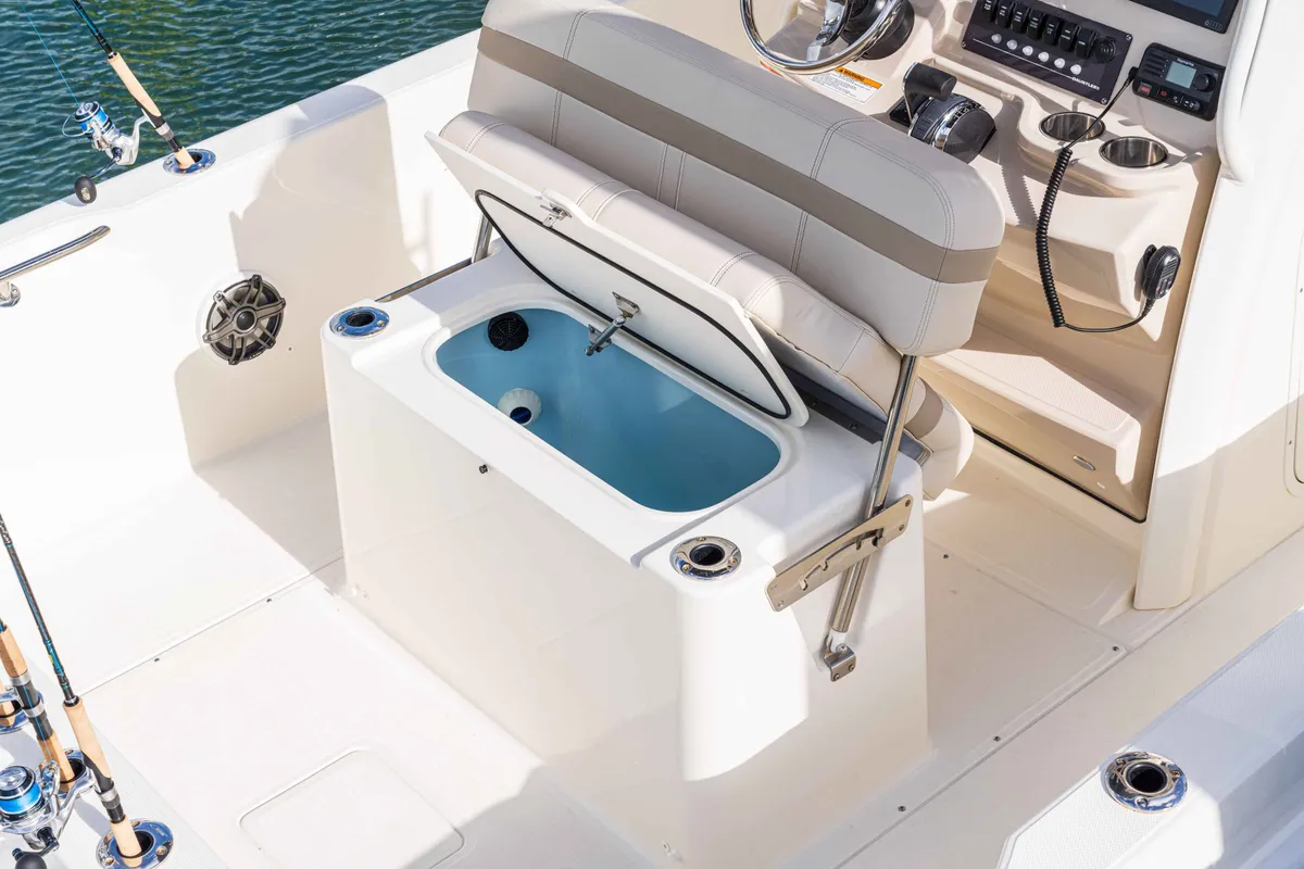 2027 Boston Whaler 220 Dauntless-11