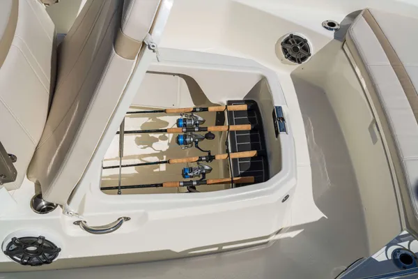 2027 Boston Whaler 220 Dauntless-13