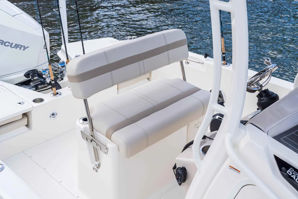 2027 Boston Whaler 220 Dauntless-12