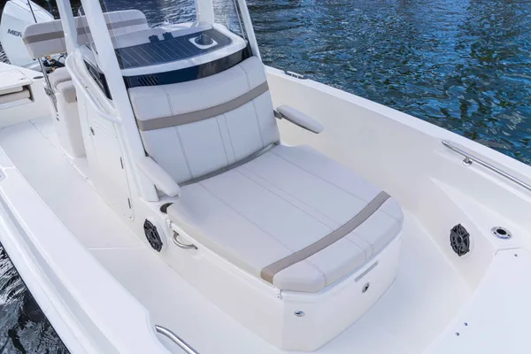 2027 Boston Whaler 220 Dauntless-18