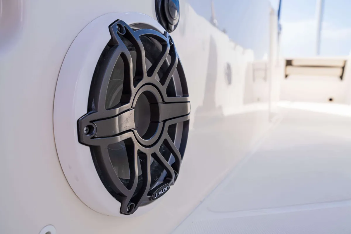 2027 Boston Whaler 220 Dauntless-8