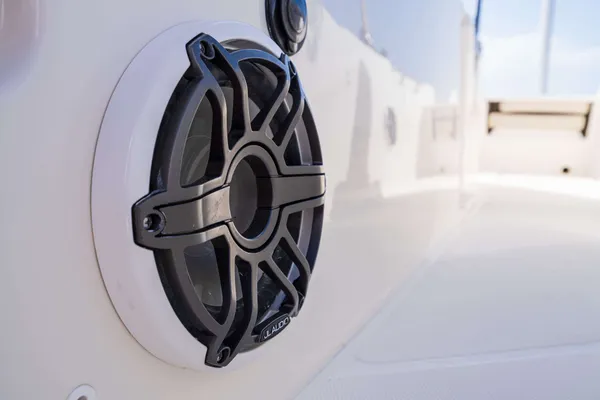 2027 Boston Whaler 220 Dauntless-8