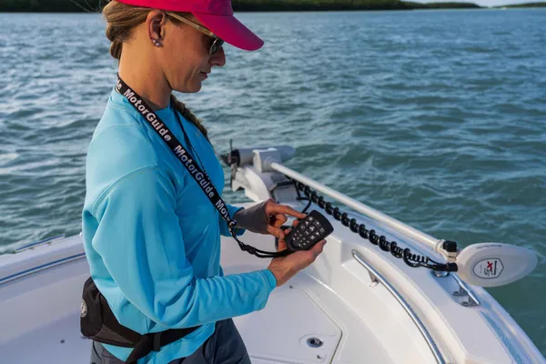2027 Boston Whaler 220 Dauntless-28