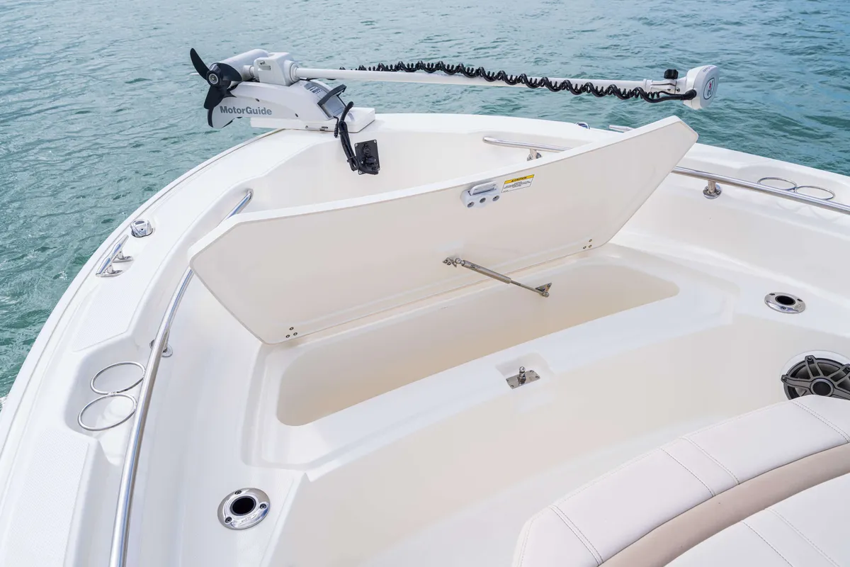 2027 Boston Whaler 220 Dauntless-15
